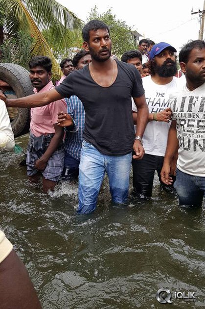 Celebs-at-Chennai-Flood-Relief-Activities